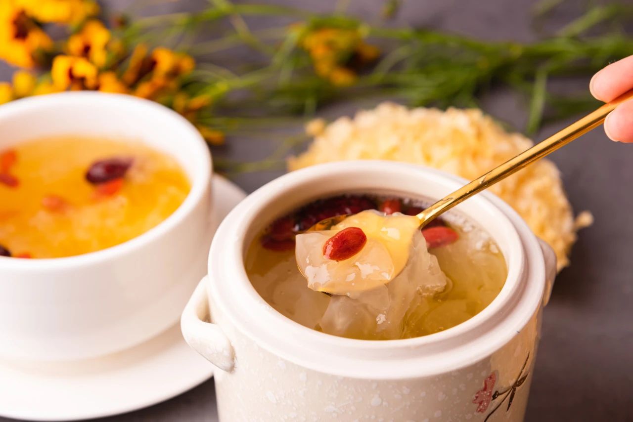 “中藥+奶茶”，這屆年輕人的養(yǎng)生局有多野？