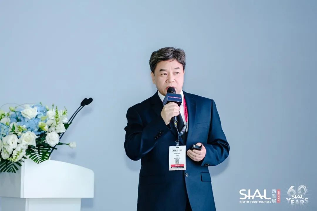 海關(guān)總署進(jìn)出口食品安全局原一級(jí)巡視員，海關(guān)一級(jí)關(guān)務(wù)監(jiān)督關(guān)銜，中國報(bào)關(guān)協(xié)會(huì)智庫高級(jí)專家徐明煥