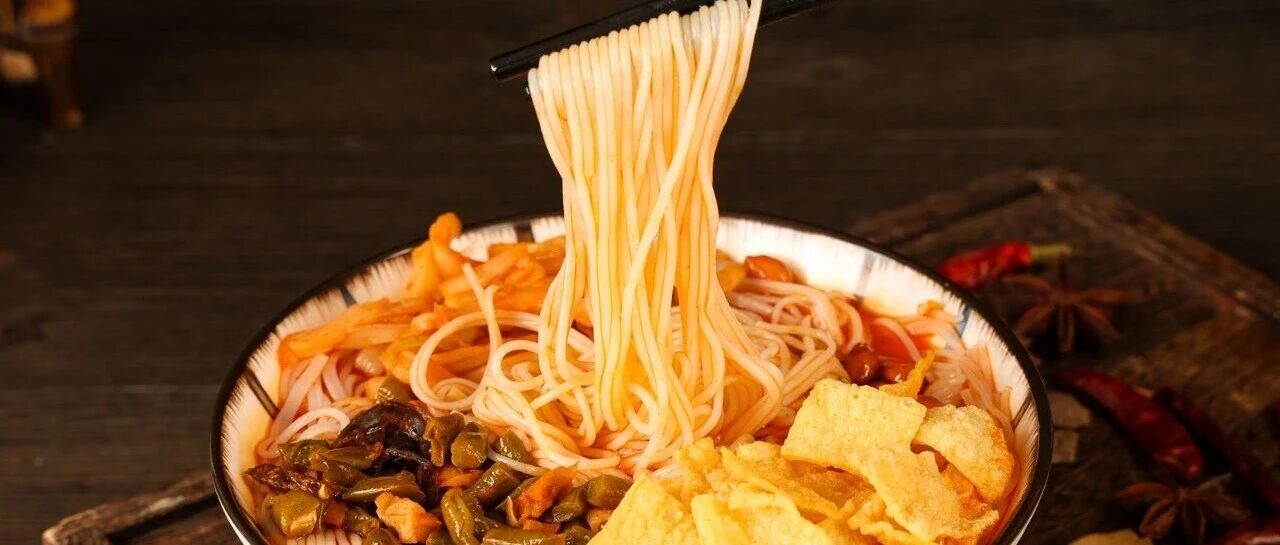 【方便食品】粉類小吃奔赴千億市場(chǎng)！食族人、滿小飽、好歡螺等“嗦”出地域新潮味！